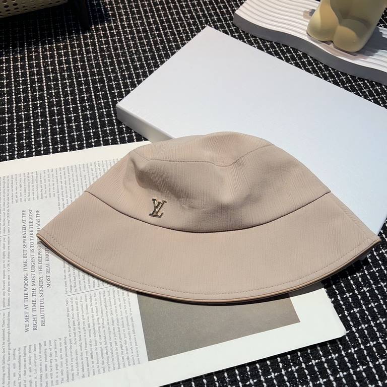 Special  LV Louis VuittonNew Slimming Fisherman's Hat!Proper sense of distance burst     can be imperial or desire Imported material is comfortable and does not tie meat. Special tuning cap shape straight Senior sense of