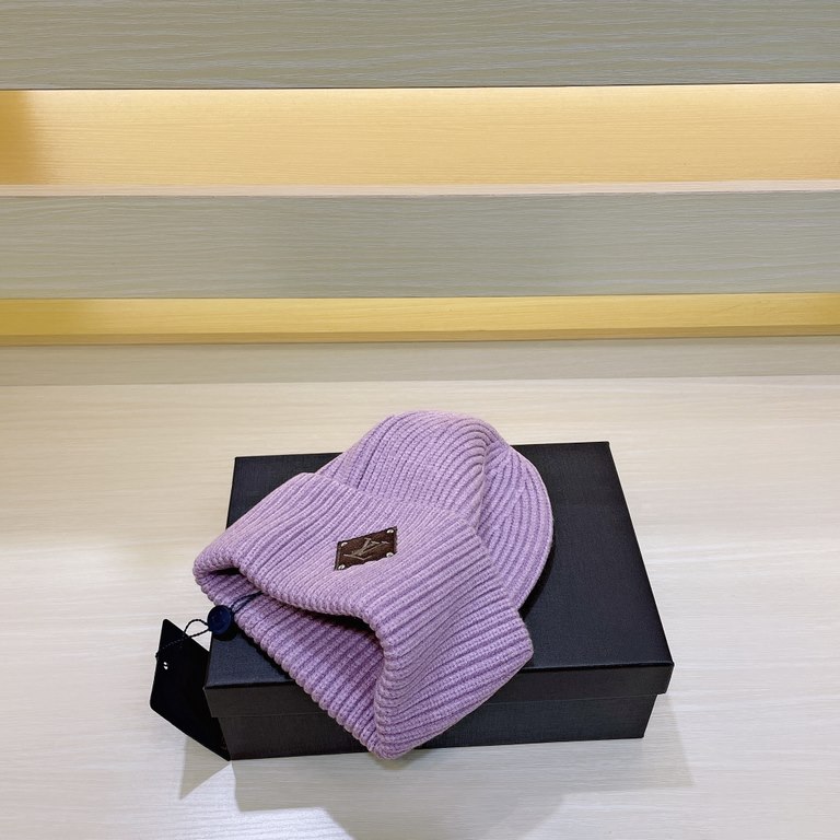 LV Louis Vuitton New Knit Hat!The classic version of the L home senior sense of wear must enter ah  This year's new colors, a bright feeling in front of your eyes The more you look at it, the better it looks   The thickn