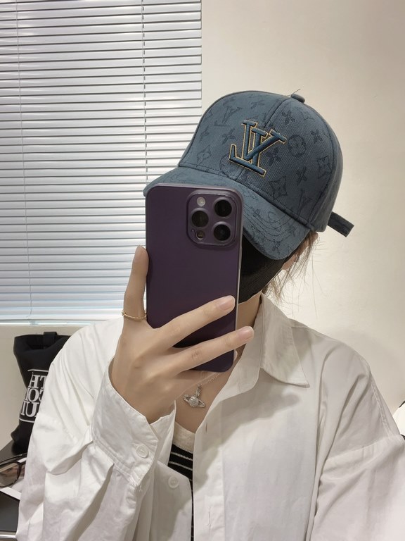 LV Louis Vuitton   official website high version of the shipment, the classic baseball cap, a very classic classic, popular retro beauty, available in all seasons, out of the must-have, very show a small face!