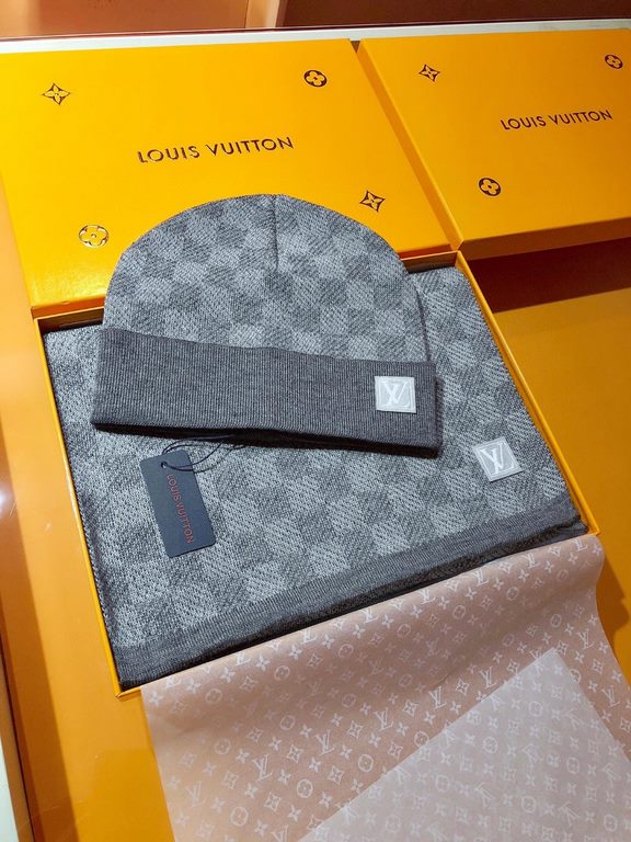 RLV2105 [Original Gift Box Set] Classic LV Tessellated Wool Scarf   Hat This soft wool scarf utilizes fine knitting techniques to weave a classic Damier pattern, especially suitable for gifting, and is also an ideal acce