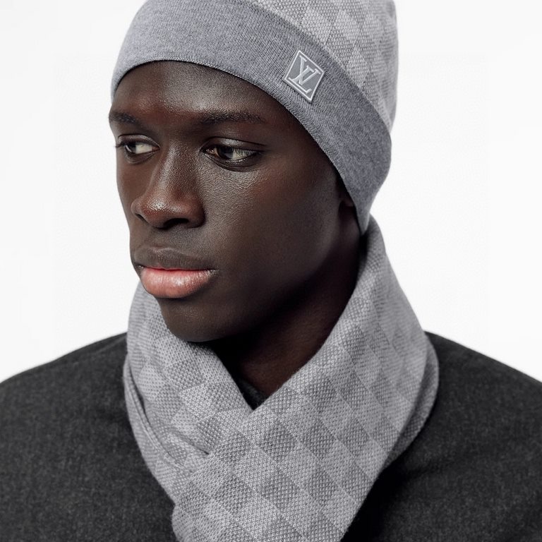 RLV2105 [Original Gift Box Set] Classic LV Tessellated Wool Scarf   Hat This soft wool scarf utilizes fine knitting techniques to weave a classic Damier pattern, especially suitable for gifting, and is also an ideal acce