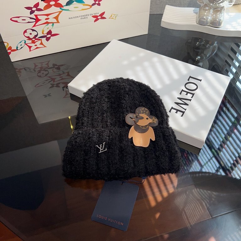 Special  LV Louis Vuitton Plush Knit HatThe plush knit hat that everyone should have!It's so, so easy to mix and match with your clothes.Good texture, no pilling is my basic requirement for a hat.It's good looking but no