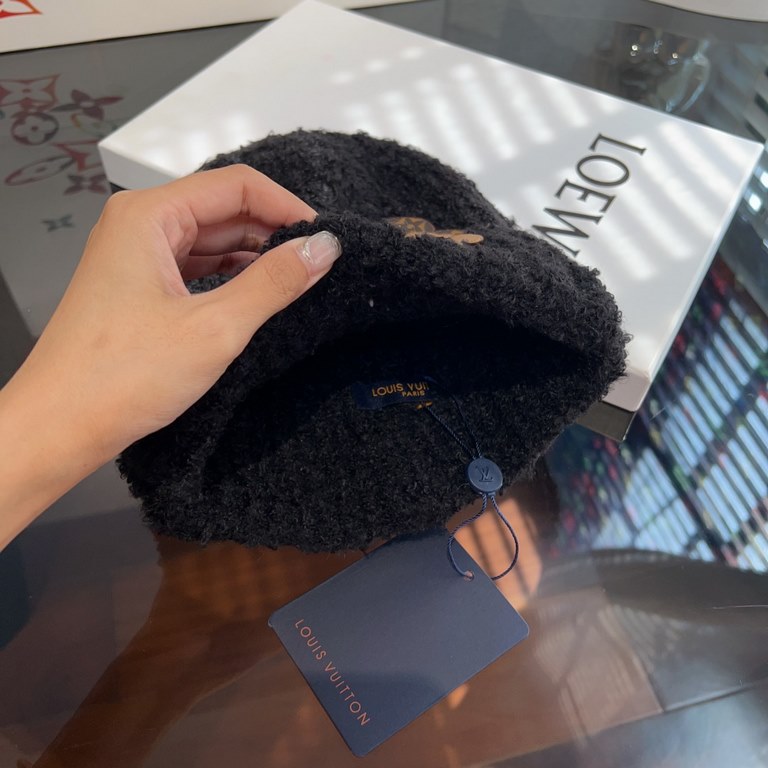 Special  LV Louis Vuitton Plush Knit HatThe plush knit hat that everyone should have!It's so, so easy to mix and match with your clothes.Good texture, no pilling is my basic requirement for a hat.It's good looking but no