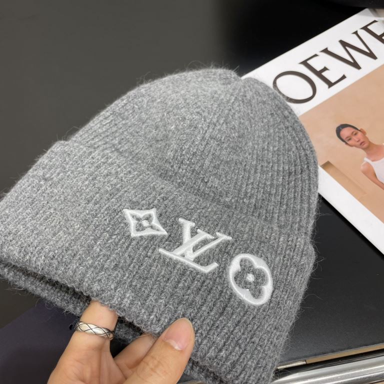 LV Louis Vuitton official website classic knit cap! Little red book hot selling explosive models! Wear a god! Men and women with the same models, thickened warmer, fashionable and popular   texture first-class, the best 