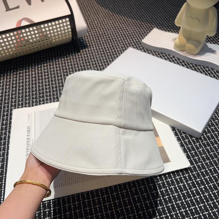 Special  LV Louis VuittonNew Slimming Fisherman's Hat!Proper sense of distance burst     can be imperial or desire Imported material is comfortable and does not tie meat. Special tuning cap shape straight Senior sense of