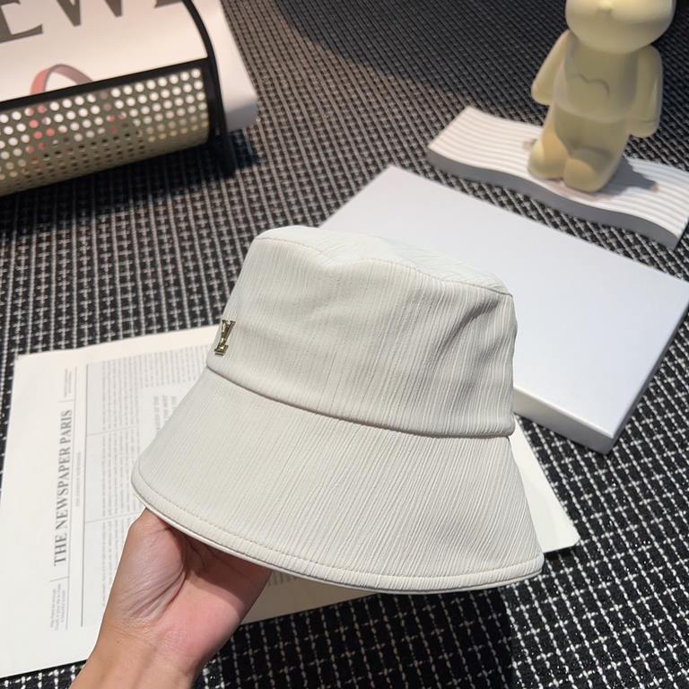 Special  LV Louis VuittonNew Slimming Fisherman's Hat!Proper sense of distance burst     can be imperial or desire Imported material is comfortable and does not tie meat. Special tuning cap shape straight Senior sense of