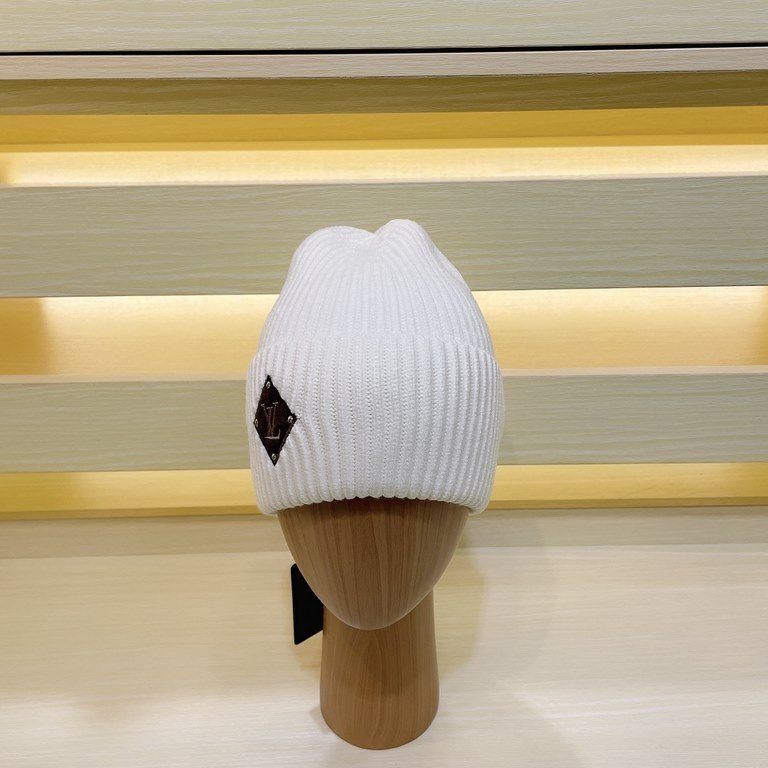 LV Louis Vuitton New Knit Hat!The classic version of the L home senior sense of wear must enter ah  This year's new colors, a bright feeling in front of your eyes The more you look at it, the better it looks   The thickn