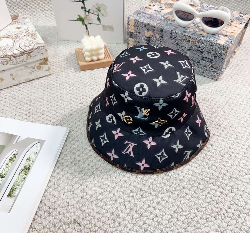 LV Louis Vuitton original single embroidered fisherman's hat counter hot models cotton lining, light and breathable. Perfect version of the grid accurate, original quality, exclusive physical shooting, men and women appl