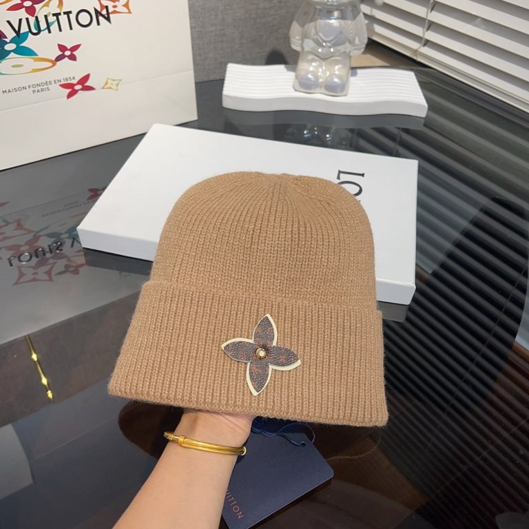 LV Louis VuittonLouis Vuitton Knit CapSimple rolled up design, so cute it's on my heart.I'm so excited to wear it everyday.But still chic   !Men's and women's styles