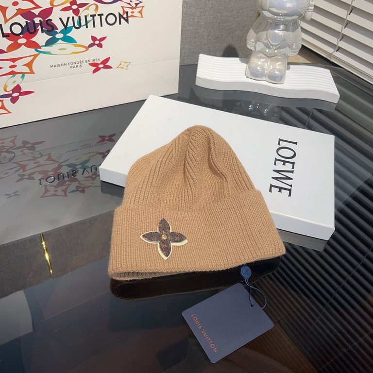 LV Louis VuittonLouis Vuitton Knit CapSimple rolled up design, so cute it's on my heart.I'm so excited to wear it everyday.But still chic   !Men's and women's styles