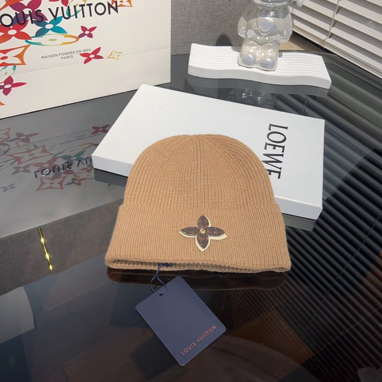 LV Louis VuittonLouis Vuitton Knit CapSimple rolled up design, so cute it's on my heart.I'm so excited to wear it everyday.But still chic   !Men's and women's styles