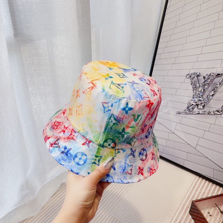 LV Summer Limited Edition Rendered Fisherman's HatInterwoven rendering, sophisticated and elegant.No longer monotonous solid color design, rainbow colors are used in the hat, the style is trendy and novel!