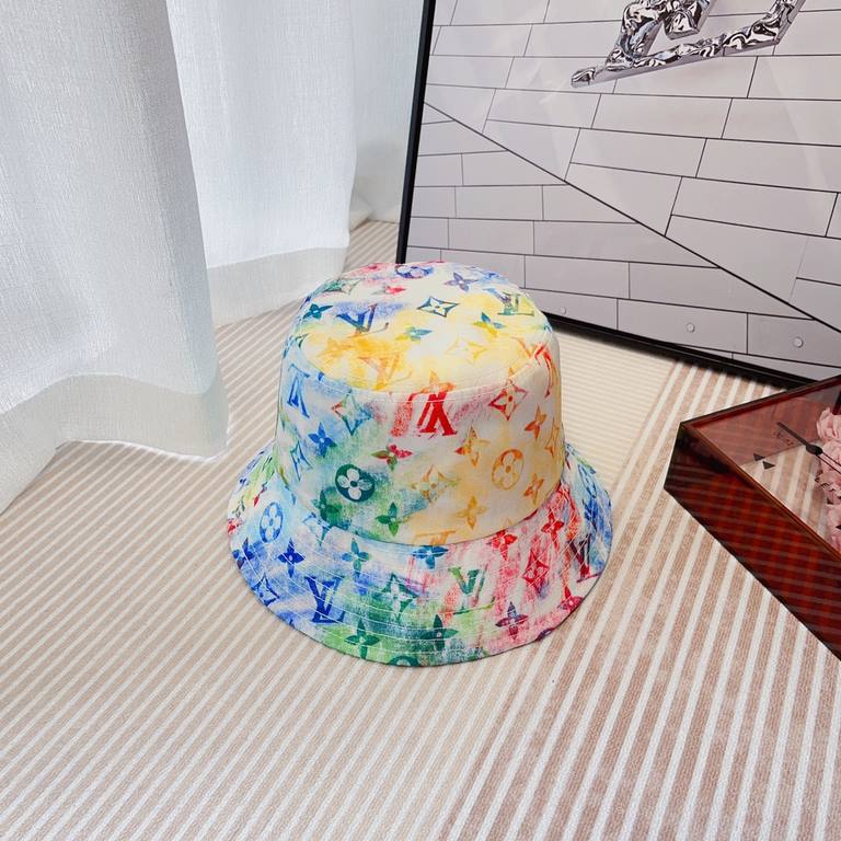 LV Summer Limited Edition Rendered Fisherman's HatInterwoven rendering, sophisticated and elegant.No longer monotonous solid color design, rainbow colors are used in the hat, the style is trendy and novel!