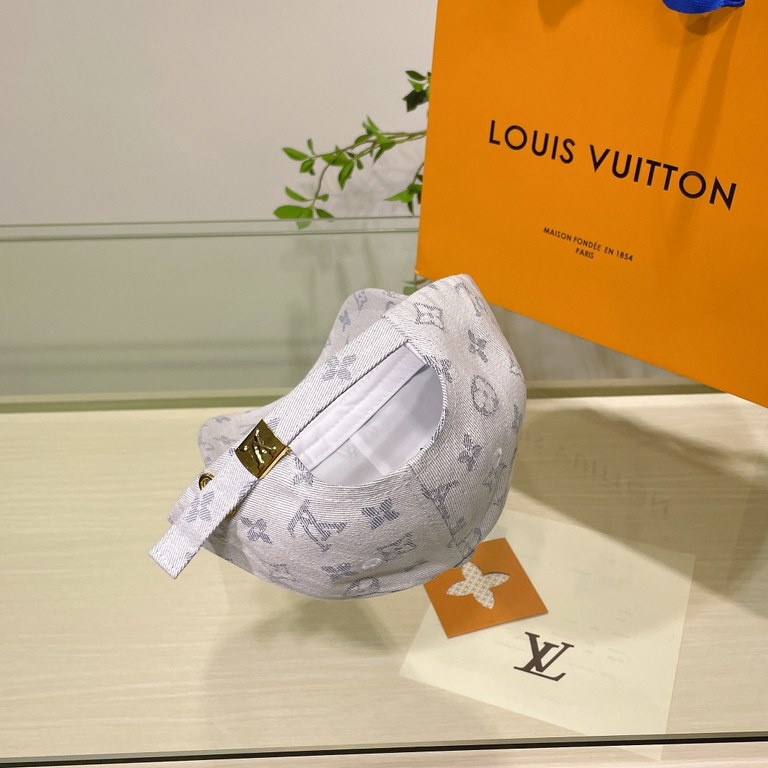 LV Louis Vuitton   official website high version of the shipment, the classic baseball cap, a very classic classic, popular retro beauty, available in all seasons, out of the must-have, very show a small face!