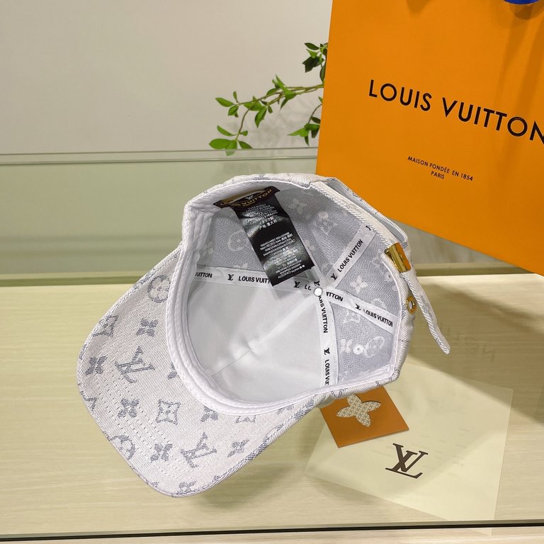 LV Louis Vuitton   official website high version of the shipment, the classic baseball cap, a very classic classic, popular retro beauty, available in all seasons, out of the must-have, very show a small face!