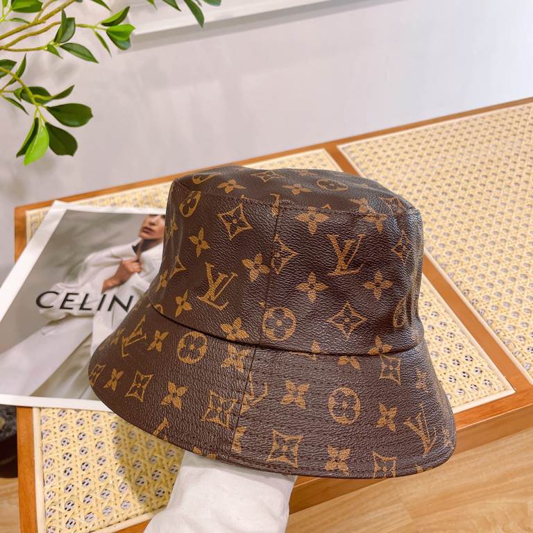 Lv Louis Vuitton home counter new embossed old flowers leather baseball capCounter explosion models baseball cap, men and women with the same models