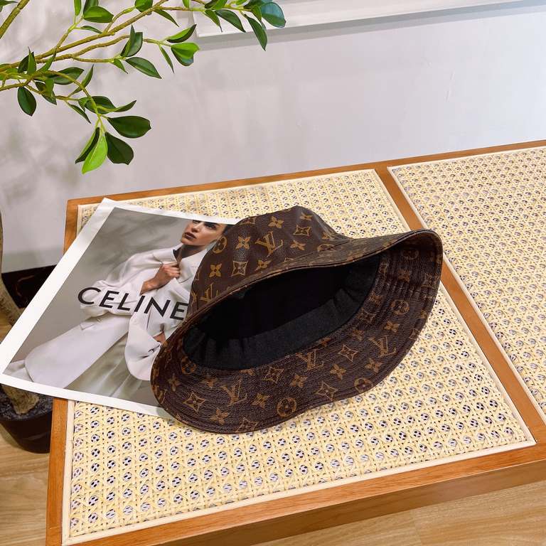 Lv Louis Vuitton home counter new embossed old flowers leather baseball capCounter explosion models baseball cap, men and women with the same models