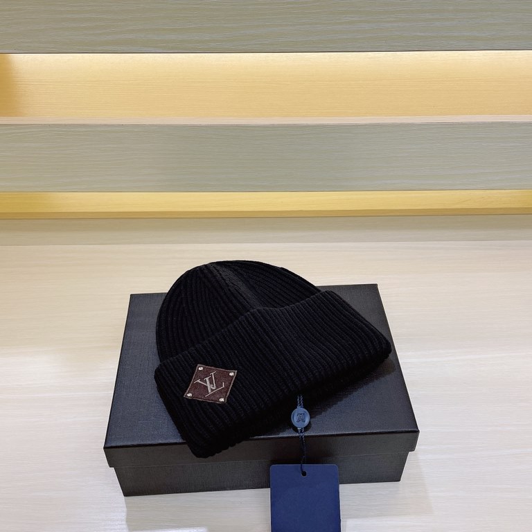 LV Louis Vuitton New Knit Hat!The classic version of the L home senior sense of wear must enter ah  This year's new colors, a bright feeling in front of your eyes The more you look at it, the better it looks   The thickn