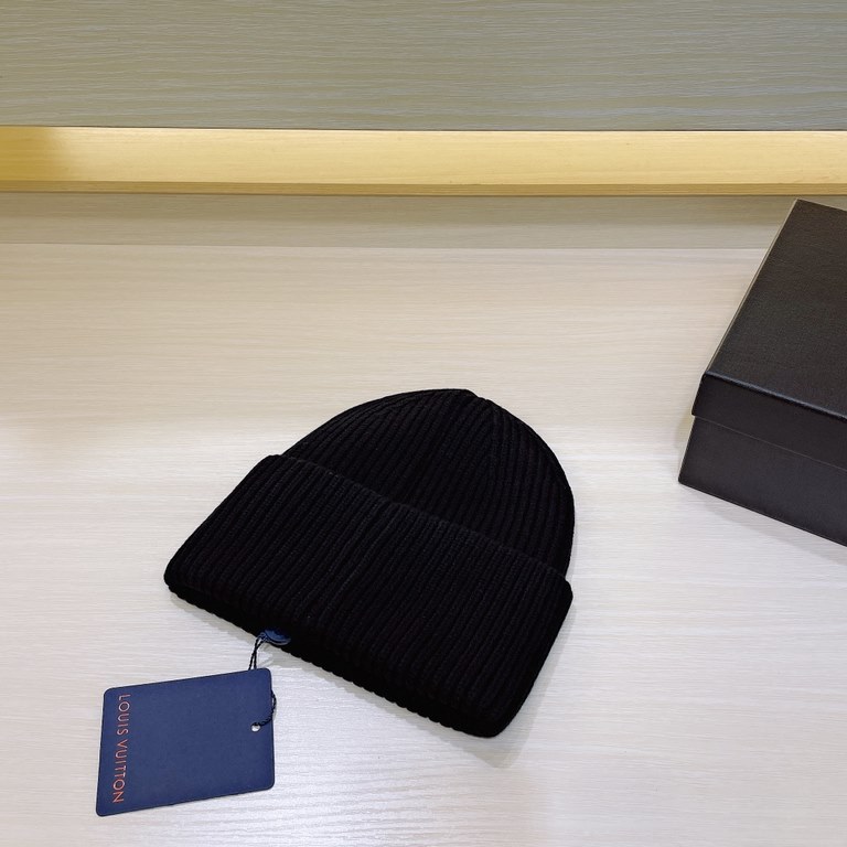 LV Louis Vuitton New Knit Hat!The classic version of the L home senior sense of wear must enter ah  This year's new colors, a bright feeling in front of your eyes The more you look at it, the better it looks   The thickn