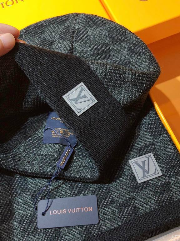 RLV2105 [Original Gift Box Set] Classic LV Tessellated Wool Scarf   Hat This soft wool scarf utilizes fine knitting techniques to weave a classic Damier pattern, especially suitable for gifting, and is also an ideal acce