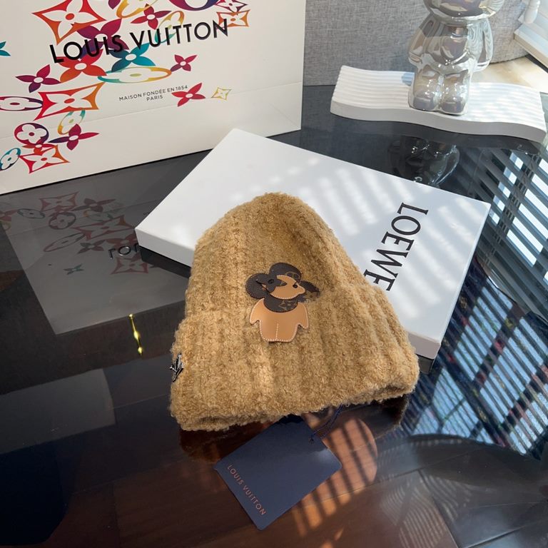 Special  LV Louis Vuitton Plush Knit HatThe plush knit hat that everyone should have!It's so, so easy to mix and match with your clothes.Good texture, no pilling is my basic requirement for a hat.It's good looking but no