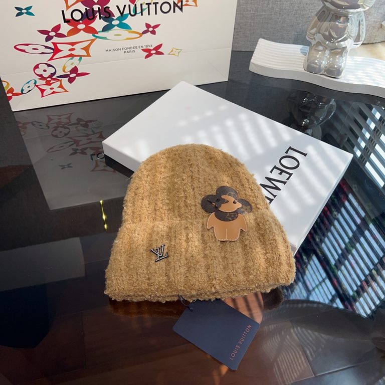 Special  LV Louis Vuitton Plush Knit HatThe plush knit hat that everyone should have!It's so, so easy to mix and match with your clothes.Good texture, no pilling is my basic requirement for a hat.It's good looking but no