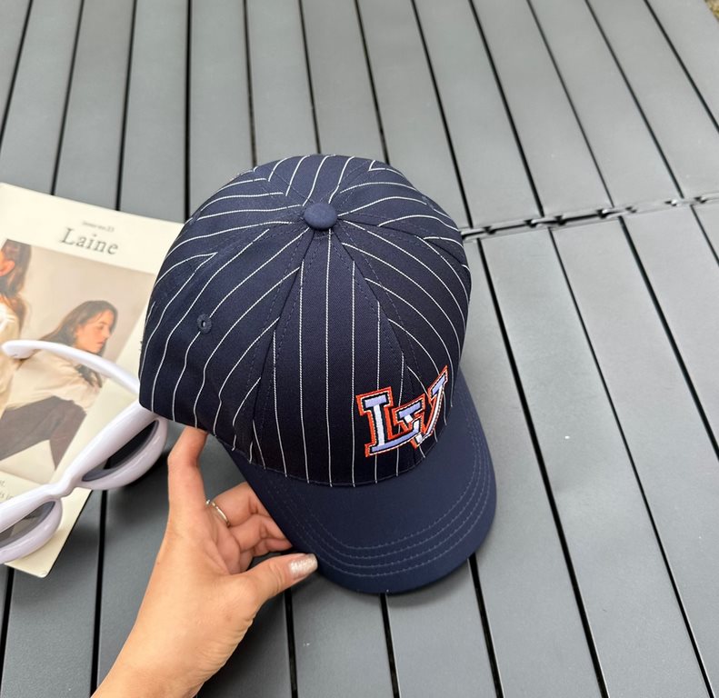 LV Louis Vuitton official website version of the shipment, the classic baseball cap, a very classic classic, popular retro beauty, available in all seasons, go out essential, very show face is small!