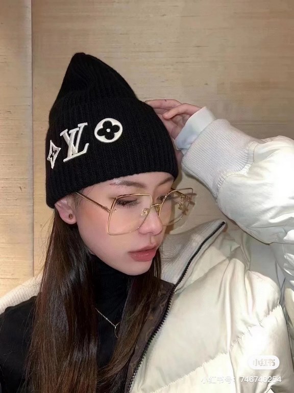 LV Louis Vuitton official website classic knit cap! Little red book hot selling explosive models! Wear a god! Men and women with the same models, thickened warmer, fashionable and popular   texture first-class, the best 