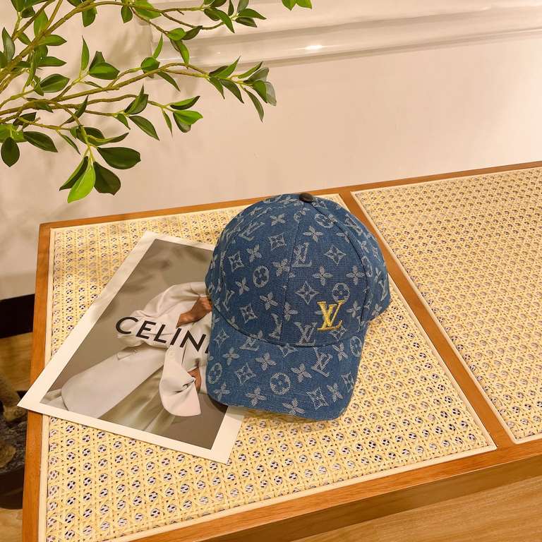 LV Louis Vuitton   official website high version of the shipment, the classic baseball cap, a very classic classic, popular retro beauty, available in all seasons, out of the must-have, very show a small face!