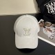 LV Louis Vuitton   official website high version of the shipment, the classic baseball cap, a very classic classic, popular retro beauty, available in all seasons, out of the must-have, very show a small face!