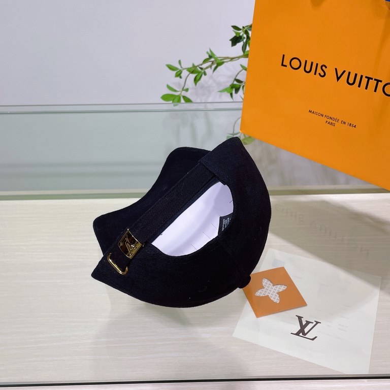 LV Louis Vuitton   official website high version of the shipment, the classic baseball cap, a very classic classic, popular retro beauty, available in all seasons, out of the must-have, very show a small face!