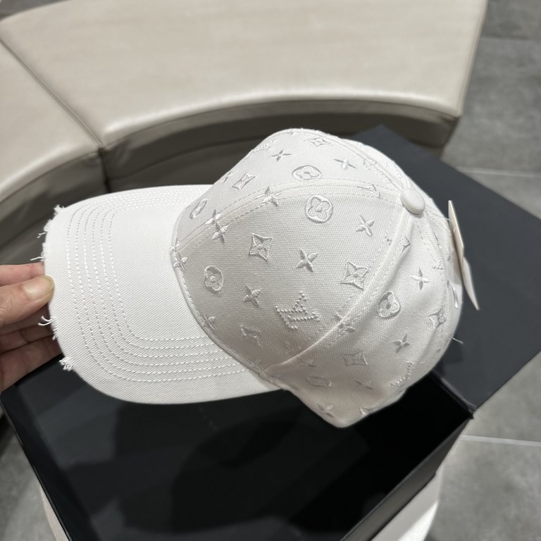 LV Louis Vuitton] new full print logo pattern paragraph baseball cap, counter synchronization shipment, big name models super good with, hurry to get!