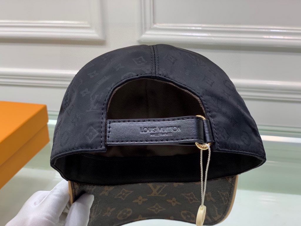 With box cloth bag, LV (Louis Vuitton) new original single baseball cap, old flower splicing, 11 open mold customized, the original printing satin fabric   counter old flower leather, workmanship is meticulous and perfec