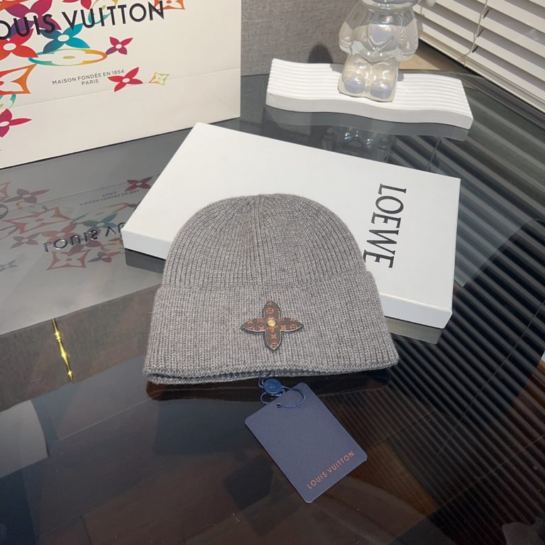 LV Louis VuittonLouis Vuitton Knit CapSimple rolled up design, so cute it's on my heart.I'm so excited to wear it everyday.But still chic   !Men's and women's styles