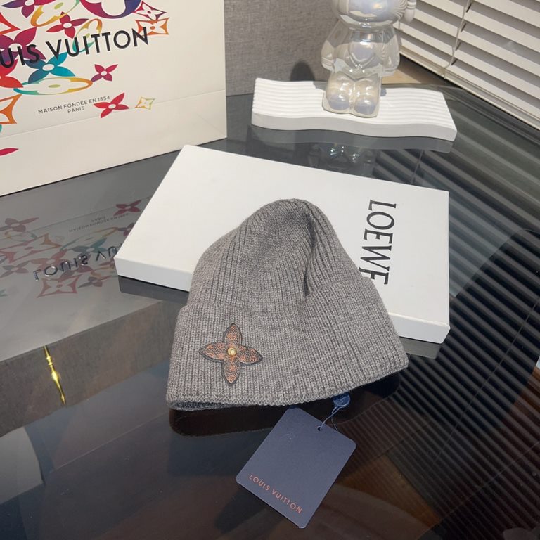 LV Louis VuittonLouis Vuitton Knit CapSimple rolled up design, so cute it's on my heart.I'm so excited to wear it everyday.But still chic   !Men's and women's styles