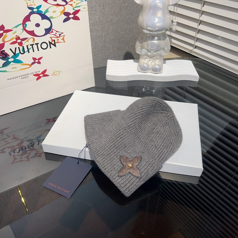 LV Louis VuittonLouis Vuitton Knit CapSimple rolled up design, so cute it's on my heart.I'm so excited to wear it everyday.But still chic   !Men's and women's styles