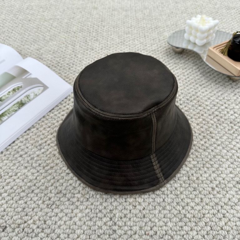 LV early fall new fisherman's hat, original open mold customization, perfect smooth stereotypes! High quality leather. Good to see blowing up the street single product!