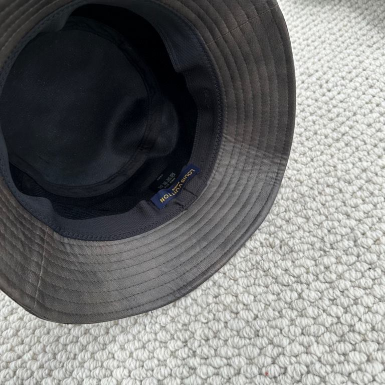 LV early fall new fisherman's hat, original open mold customization, perfect smooth stereotypes! High quality leather. Good to see blowing up the street single product!