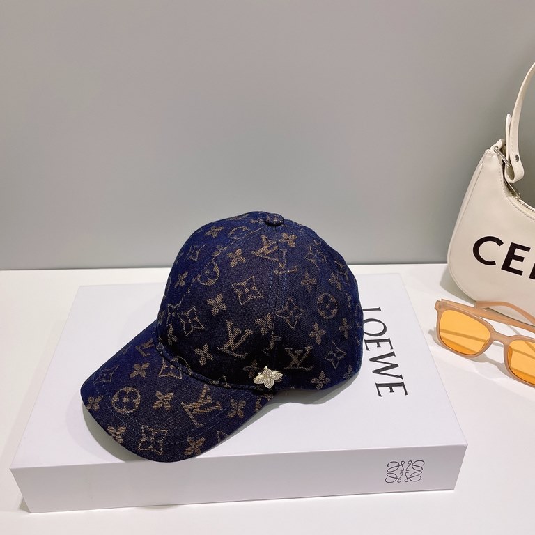 LV Louis Vuitton   official website high version of the shipment, the classic baseball cap, a very classic classic, popular retro beauty, available in all seasons, out of the must-have, very show a small face!