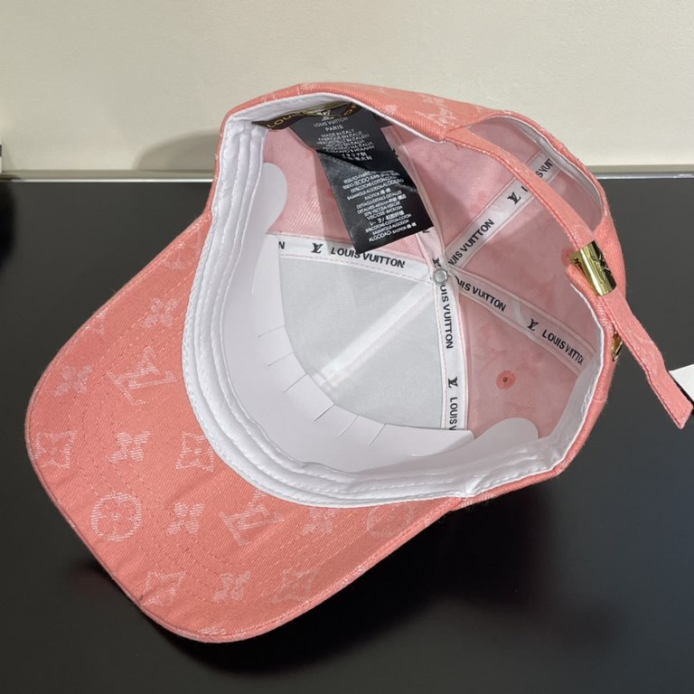 LV Louis Vuitton   official website high version of the shipment, the classic baseball cap, a very classic classic, popular retro beauty, available in all seasons, out of the must-have, very show a small face!