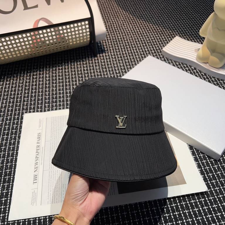 Special  LV Louis VuittonNew Slimming Fisherman's Hat!Proper sense of distance burst     can be imperial or desire Imported material is comfortable and does not tie meat. Special tuning cap shape straight Senior sense of