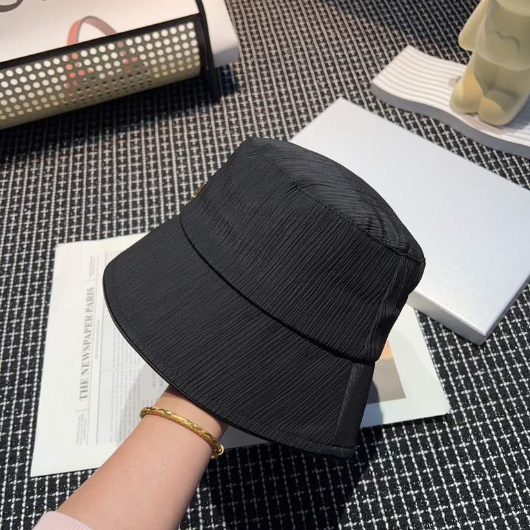 Special  LV Louis VuittonNew Slimming Fisherman's Hat!Proper sense of distance burst     can be imperial or desire Imported material is comfortable and does not tie meat. Special tuning cap shape straight Senior sense of