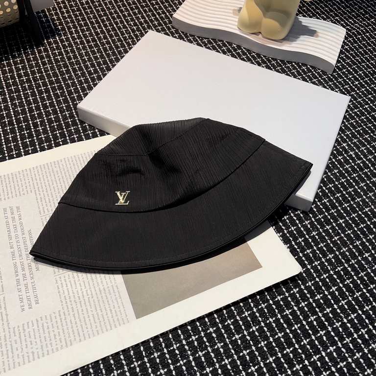 Special  LV Louis VuittonNew Slimming Fisherman's Hat!Proper sense of distance burst     can be imperial or desire Imported material is comfortable and does not tie meat. Special tuning cap shape straight Senior sense of