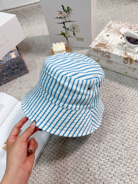 lv Louis Vuitton very hot a reversible fisherman's hatSimple atmosphere high fashion good ~ style has personalityLOGO fabric top hat breathable and comfortableFour seasons models lightweight and breathable! The quality i