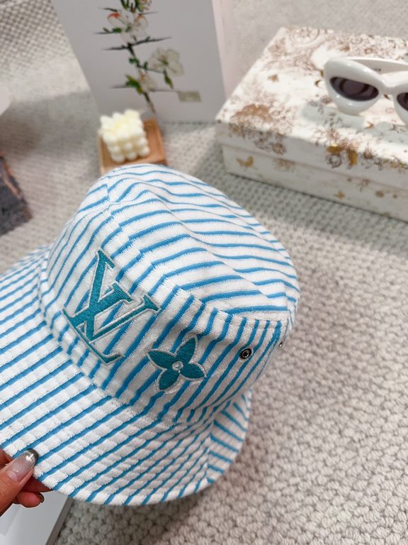 lv Louis Vuitton very hot a reversible fisherman's hatSimple atmosphere high fashion good ~ style has personalityLOGO fabric top hat breathable and comfortableFour seasons models lightweight and breathable! The quality i