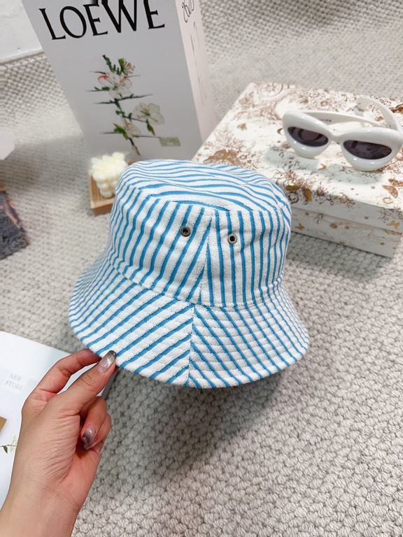 lv Louis Vuitton very hot a reversible fisherman's hatSimple atmosphere high fashion good ~ style has personalityLOGO fabric top hat breathable and comfortableFour seasons models lightweight and breathable! The quality i