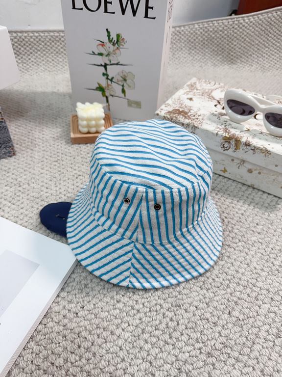 lv Louis Vuitton very hot a reversible fisherman's hatSimple atmosphere high fashion good ~ style has personalityLOGO fabric top hat breathable and comfortableFour seasons models lightweight and breathable! The quality i