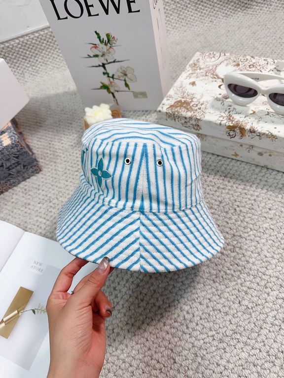 lv Louis Vuitton very hot a reversible fisherman's hatSimple atmosphere high fashion good ~ style has personalityLOGO fabric top hat breathable and comfortableFour seasons models lightweight and breathable! The quality i