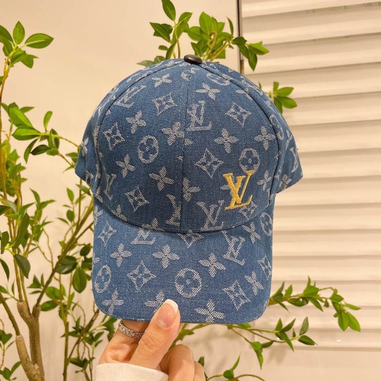 LV Louis Vuitton   official website high version of the shipment, the classic baseball cap, a very classic classic, popular retro beauty, available in all seasons, out of the must-have, very show a small face!