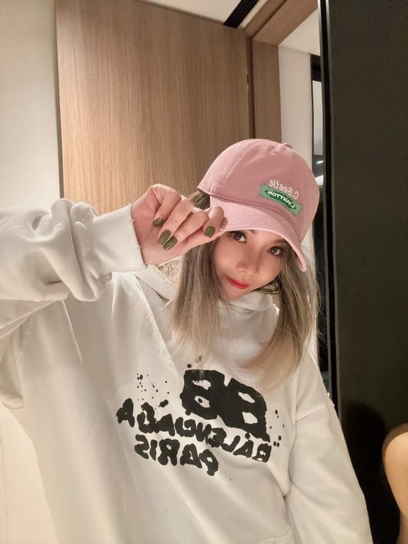 run LV .Embroidered baseball cap that bloggers love!Simple Korean English embroideryHipster's atmosphere sense of support burstHat shape is very satisfactory ~ also can be a huge matchThroughout the spring, summer, fall 